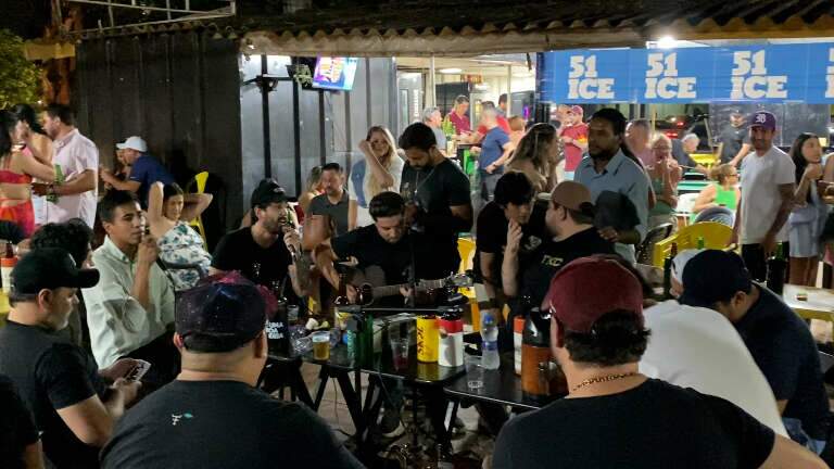 Sertanejos lotam boteco e mostram que amizade segura a cena