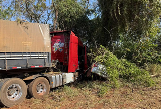  Acidente entre carro e carreta mata motorista e deixa mulher ferida
