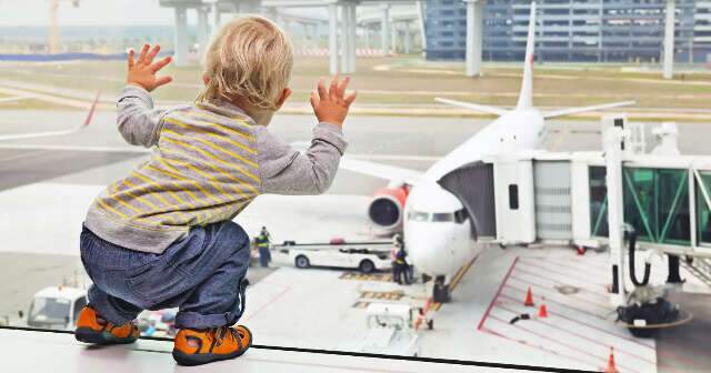 Entenda as regras sobre viajar de avi&atilde;o com carrinho de beb&ecirc; 