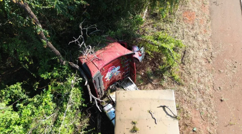  Acidente entre carro e carreta mata motorista e deixa mulher ferida