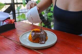 Bolo com canec&atilde;o de chocolate fez caf&eacute; saltar de 2 para 200 fregueses