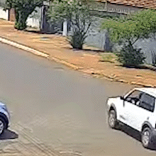 Colis&atilde;o violenta em cruzamento &eacute; flagrada em v&iacute;deo e motociclista sai andando