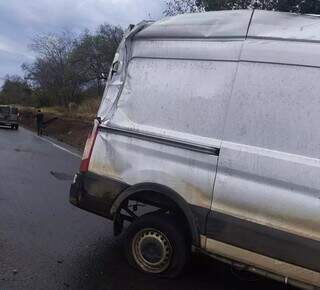 Chuva faz van aquaplanar e capotar na sa&iacute;da para S&atilde;o Paulo