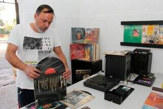 Ap&oacute;s c&acirc;ncer e ansiedade, cozinheiro trocou panelas por discos de vinil