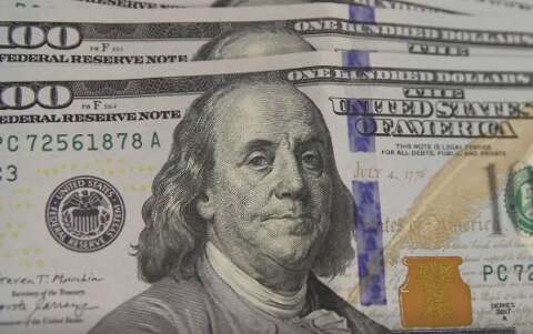 D&oacute;lar fecha no menor n&iacute;vel em 15 meses com expectativa de corte de juros nos EUA