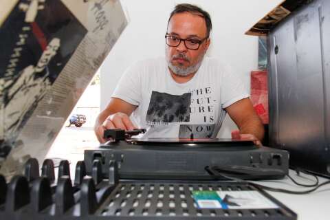 Ap&oacute;s c&acirc;ncer e ansiedade, cozinheiro trocou panelas por discos de vinil