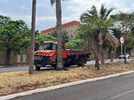 Para evitar acidente, caminh&atilde;o vai parar no canteiro central da Mato Grosso