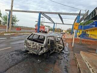Jovens incendeiam carro apreendido em frente &agrave; base da PRF