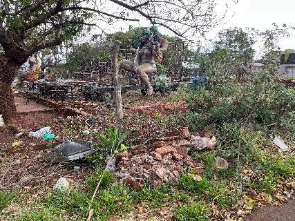 Moradores divergem sobre limpeza em terreno em sede de escola de samba 