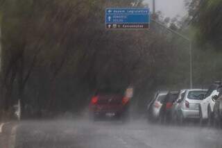Chuva r&aacute;pida refresca Campo Grande em meio &agrave; onda de calor