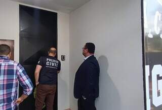 Advogado acusado de atirar em artista argentino seguir&aacute; preso