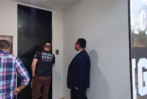 Advogado acusado de atirar em artista argentino seguir&aacute; preso