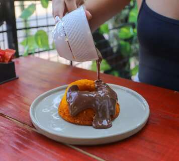 Bolo com canec&atilde;o de chocolate fez caf&eacute; saltar de 2 para 200 fregueses
