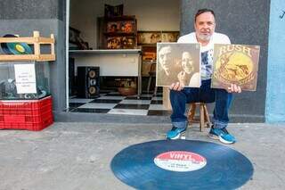 Ap&oacute;s c&acirc;ncer e ansiedade, cozinheiro trocou panelas por discos de vinil
