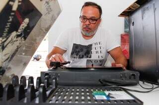 Ap&oacute;s c&acirc;ncer e ansiedade, cozinheiro trocou panelas por discos de vinil