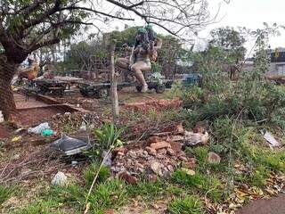 Sujeira em terreno de escola de samba &eacute; pol&ecirc;mica entre vizinhos