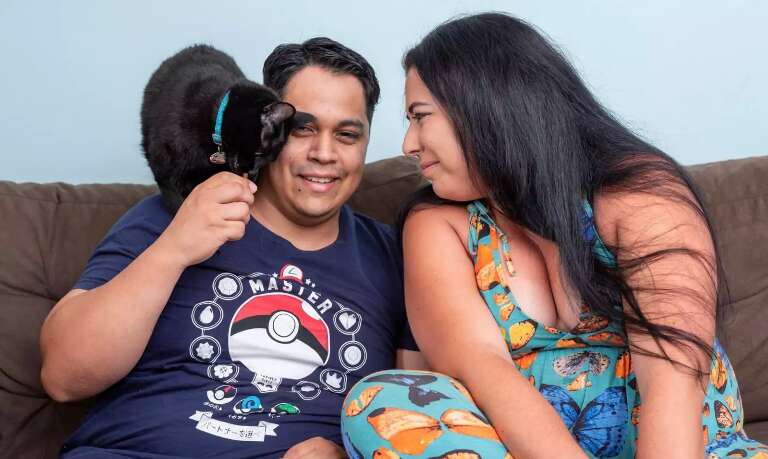 Há um ano, arranhões e mordidas de gata salvaram casal de incêndio
