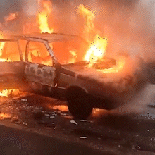Jovens incendeiam carro apreendido em frente &agrave; base da PRF
