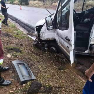 Chuva faz van aquaplanar, bater em acostamento e capotar por 17 metros na BR-163