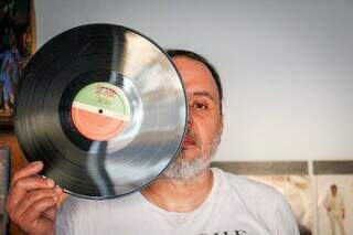 Ap&oacute;s c&acirc;ncer e ansiedade, cozinheiro trocou panelas por discos de vinil