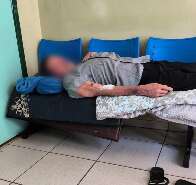 Sem conseguir falar, idoso aguarda há mais de 13h deitado em cadeiras da UPA