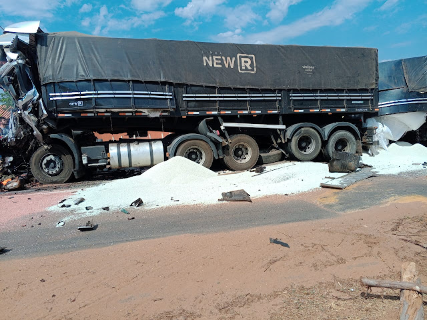 Caminhoneiro morre em colis&atilde;o entre carretas na MS-320