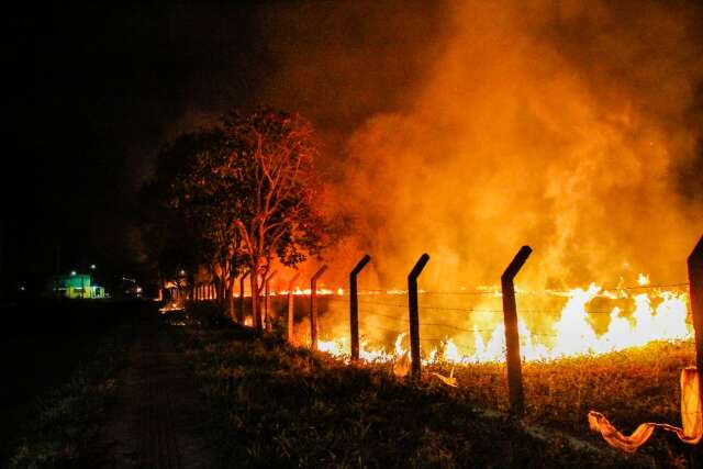 Terreno baldio pega fogo pr&oacute;ximo a condom&iacute;nio no Jardim Veraneio