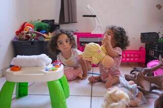 Isadora e Luisa s&atilde;o &uacute;nicas g&ecirc;meas no mundo com s&iacute;ndrome rara