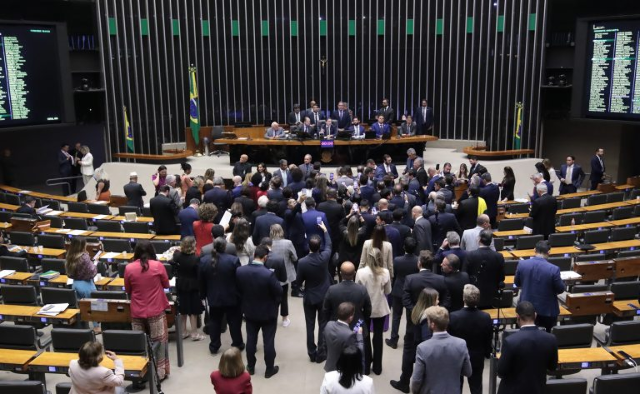 Com votos de MS, C&acirc;mara aprova urg&ecirc;ncia na vota&ccedil;&atilde;o da anistia