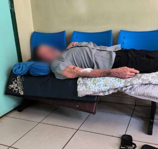 Sem conseguir falar, idoso aguarda h&aacute; mais de 13h deitado em cadeiras da UPA