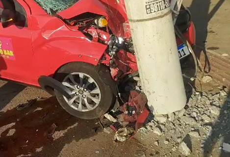 Acidente em trecho ca&oacute;tico da Avenida Bandeirantes arranca poste