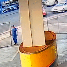 Acidente em trecho ca&oacute;tico da Avenida Bandeirantes destr&oacute;i poste