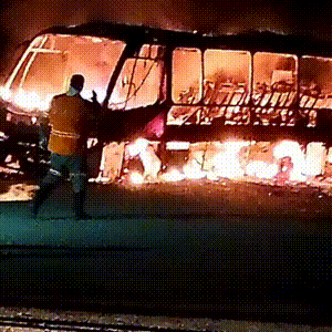 Micro-&ocirc;nibus &eacute; destru&iacute;do por inc&ecirc;ndio &agrave;s margens da BR-262