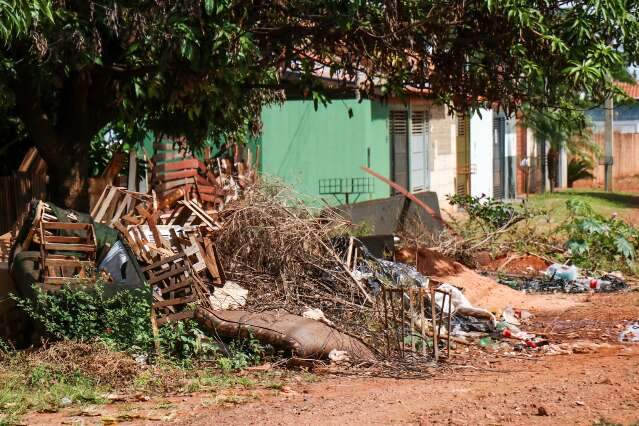 "Não é chuva que mata", alerta climatólogo sobre quantidade de lixo na periferia