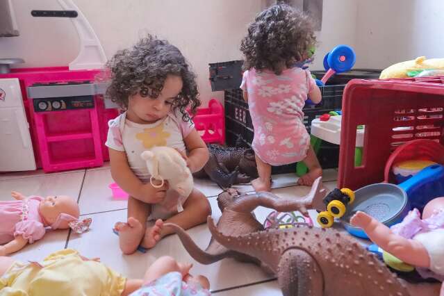 Isadora e Luisa s&atilde;o &uacute;nicas g&ecirc;meas no mundo com s&iacute;ndrome rara