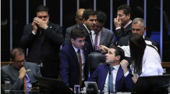 Quase 80% dos leitores rejeitam PEC que blinda parlamentares 
