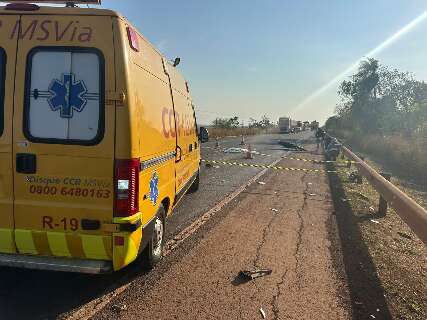 Motociclista morre ao bater de frente com carreta em ultrapassagem na BR-163
