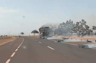 Carreta de algod&atilde;o pega fogo e inc&ecirc;ndio se alastra para vegeta&ccedil;&atilde;o