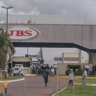 JBS exp&otilde;e medidas tomadas e tenta derrubar pedido na Justi&ccedil;a sobre mau cheiro