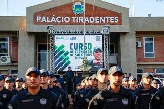 Deputados tentam oficializar &ldquo;bico&rdquo; ou pagar extra para PMs ganharem mais
