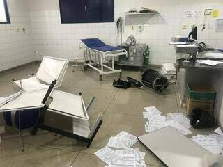Homem que destruiu UPA urina em cadeira durante audi&ecirc;ncia de cust&oacute;dia