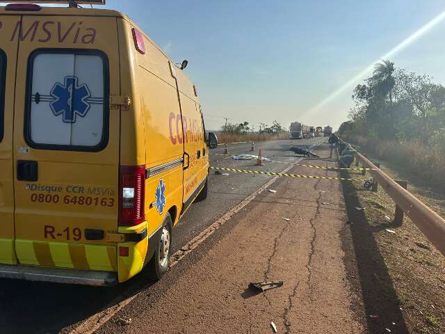 Motociclista morre ao bater de frente com carreta em ultrapassagem na BR-163