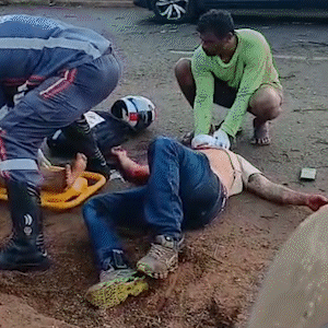 Quatro pessoas na mesma moto batem em poste e ficam em estado grave