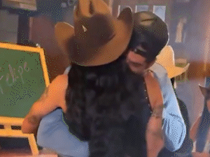 Ana Castela posa com Leonardo e recebe cheiro no cangote de Z&eacute; Felipe