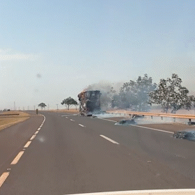 Carreta de algod&atilde;o pega fogo e inc&ecirc;ndio se alastra para vegeta&ccedil;&atilde;o