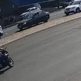 C&acirc;mera registra queda de motociclista que foi arrastado em avenida