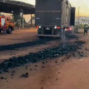 Chamas consomem parte de carreta carregada de carv&atilde;o na BR-262