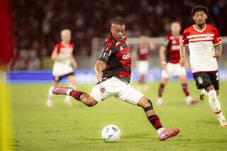 Pedro e Varela marcam, e Flamengo sai &agrave; frente contra Estudiantes