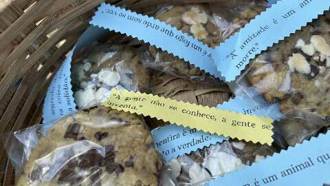 Cookies recheados com frases de autores cl&aacute;ssicos rendem dinheiro para formatura