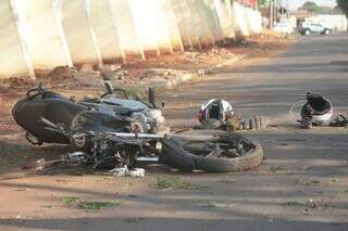 Quatro pessoas na mesma moto batem em poste e ficam em estado grave